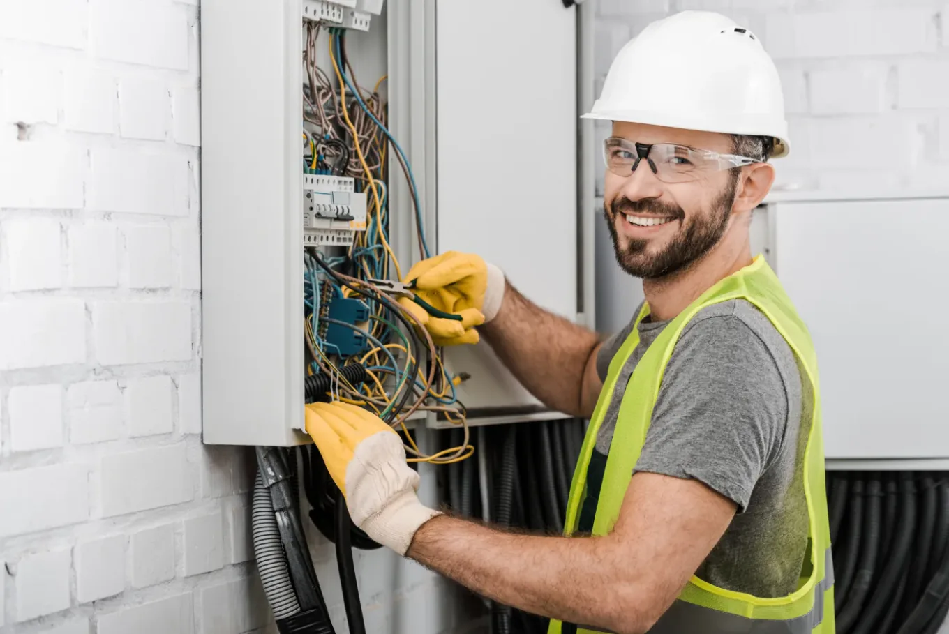Électricien intervenant sur un tableau électrique à Évry-Courcouronnes (91090)